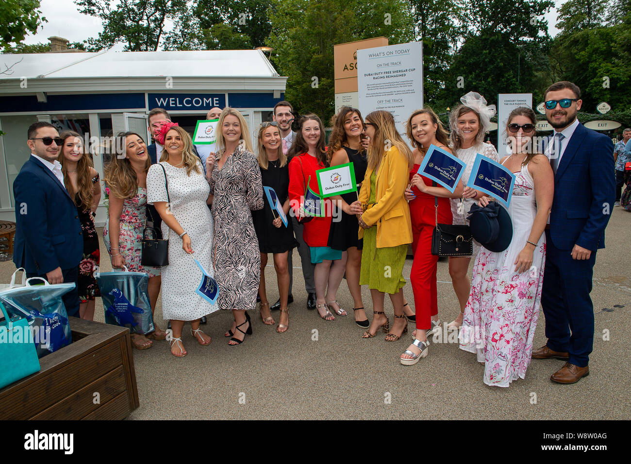Ascot, Großbritannien. 10 August, 2019. Ankommen in Ascot racegoers Rennen für den Dubai Duty Free Shergar Cup Rennen treffen. Die Veranstaltung ist eine einzigartige Punkte Wettbewerb, wo 12 der oberen Jockeys der Welt in vier Teams über vier Rennen konkurrieren. Die Mannschaften sind Großbritannien und Irland, die Mädchen, Europa und dem Rest der Welt. Credit: Maureen McLean/Alamy Stockfoto