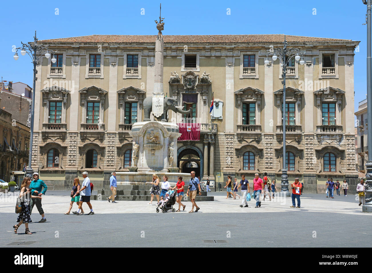 CATANIA, Sizilien - 19. JUNI 2019: Touristen in Piazza del Duomo mit dem elefantenbrunnen Obelisk und der Stadt Halle Palast im Hintergrund, Ca Stockfoto