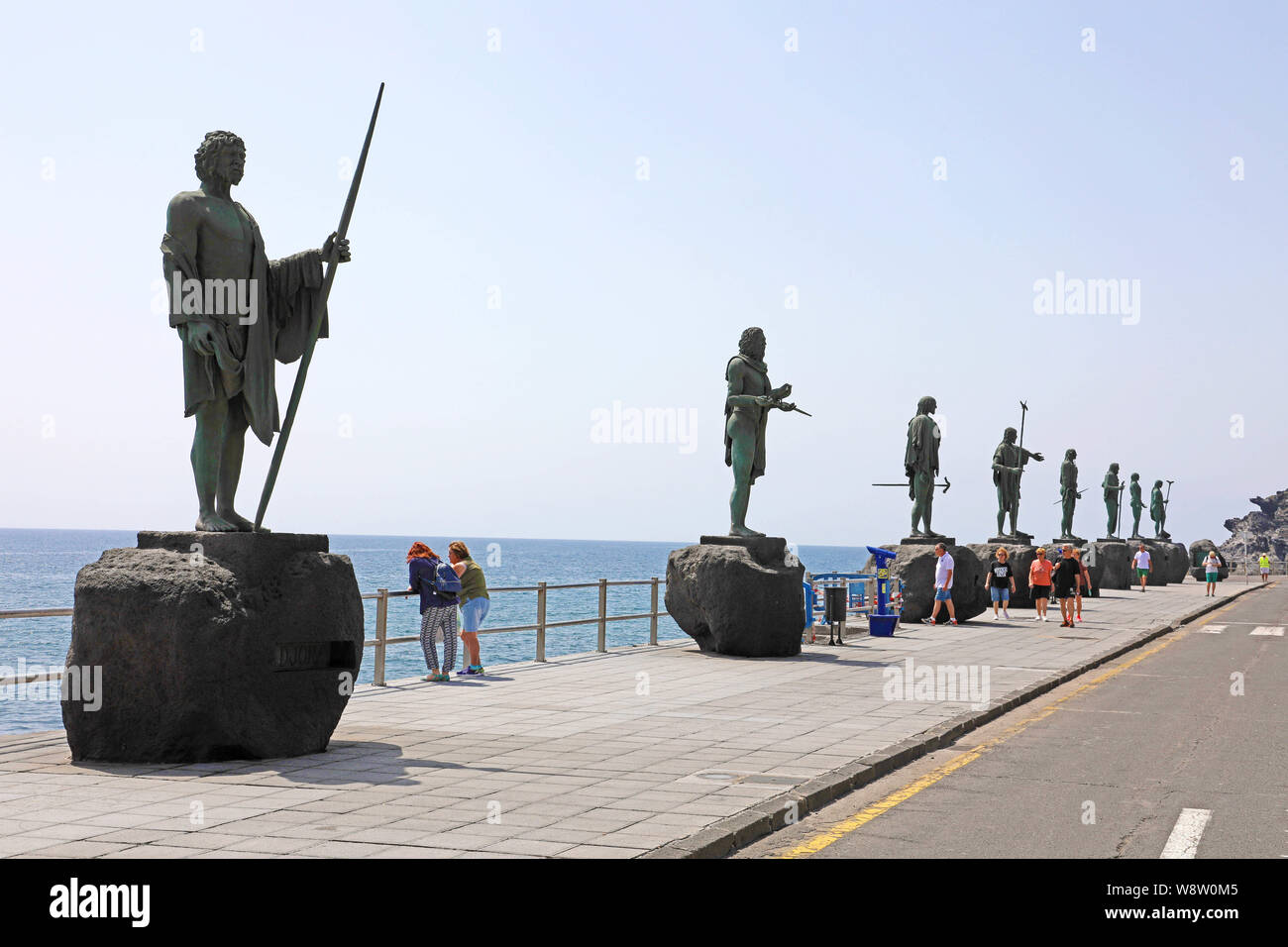 Teneriffa, SPANIEN - Juni 1, 2019: guanchen Statuen auf der Uferpromenade von Candelaria, Teneriffa, Spanien Stockfoto