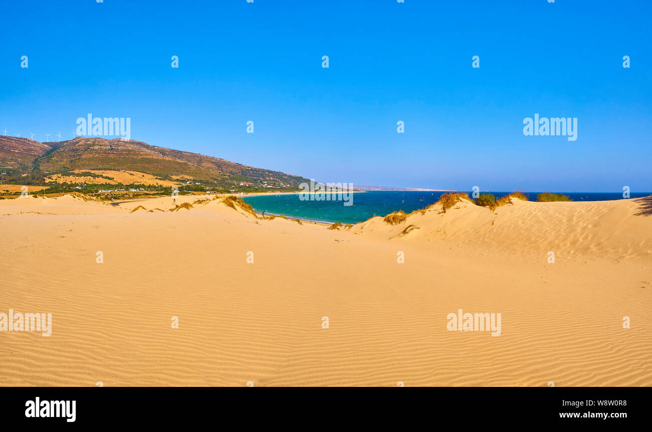 Punta Paloma Beach, einem unberührten weißen Sandstrand im Naturpark del Estrecho. Blick von der Düne von Valdevaqueros Tarifa, Cadiz. Andalusien, Spanien. Stockfoto