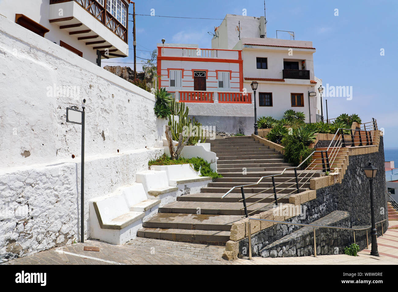 Candelaria gemütliches Dorf in Teneriffa, Treppen und Häuser im Sommer, Kanarische Inseln Stockfoto