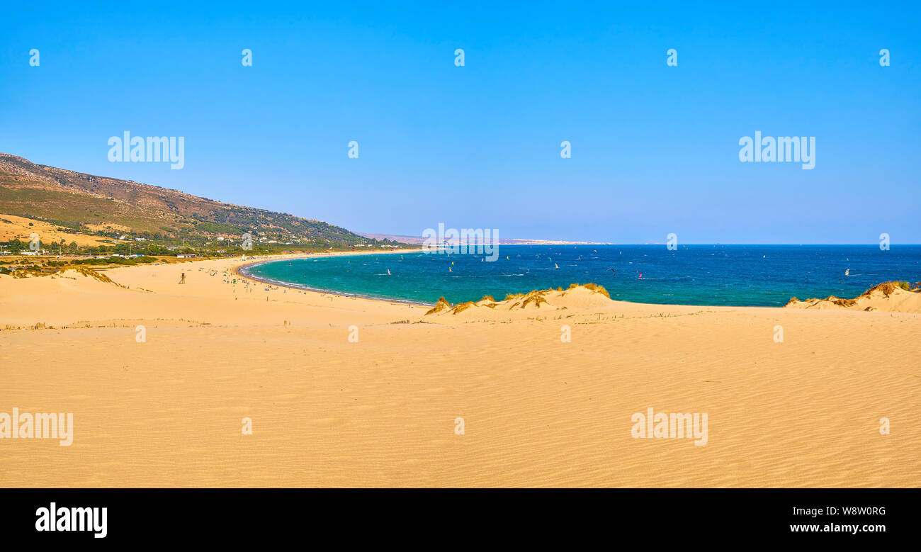 Punta Paloma Beach, einem unberührten weißen Sandstrand im Naturpark del Estrecho. Blick von der Düne von Valdevaqueros Tarifa, Cadiz. Andalusien, Spanien. Stockfoto