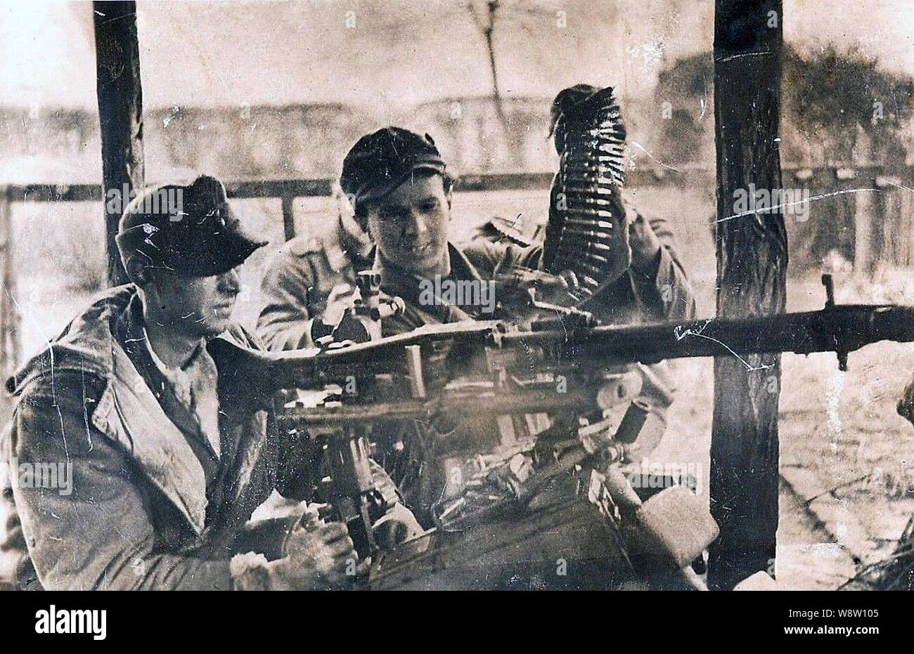 Deutsche Soldaten Feuer ein Mg 42 an der Westfront 1945 rund um Aachen Stockfoto