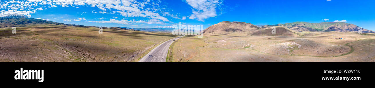 Luftaufnahme des Ararat, Agri Dagi. Der höchste Berg in der Türkei an der Grenze zwischen der Region Agri und Igdir. Straße nach Dogubayazit Stockfoto