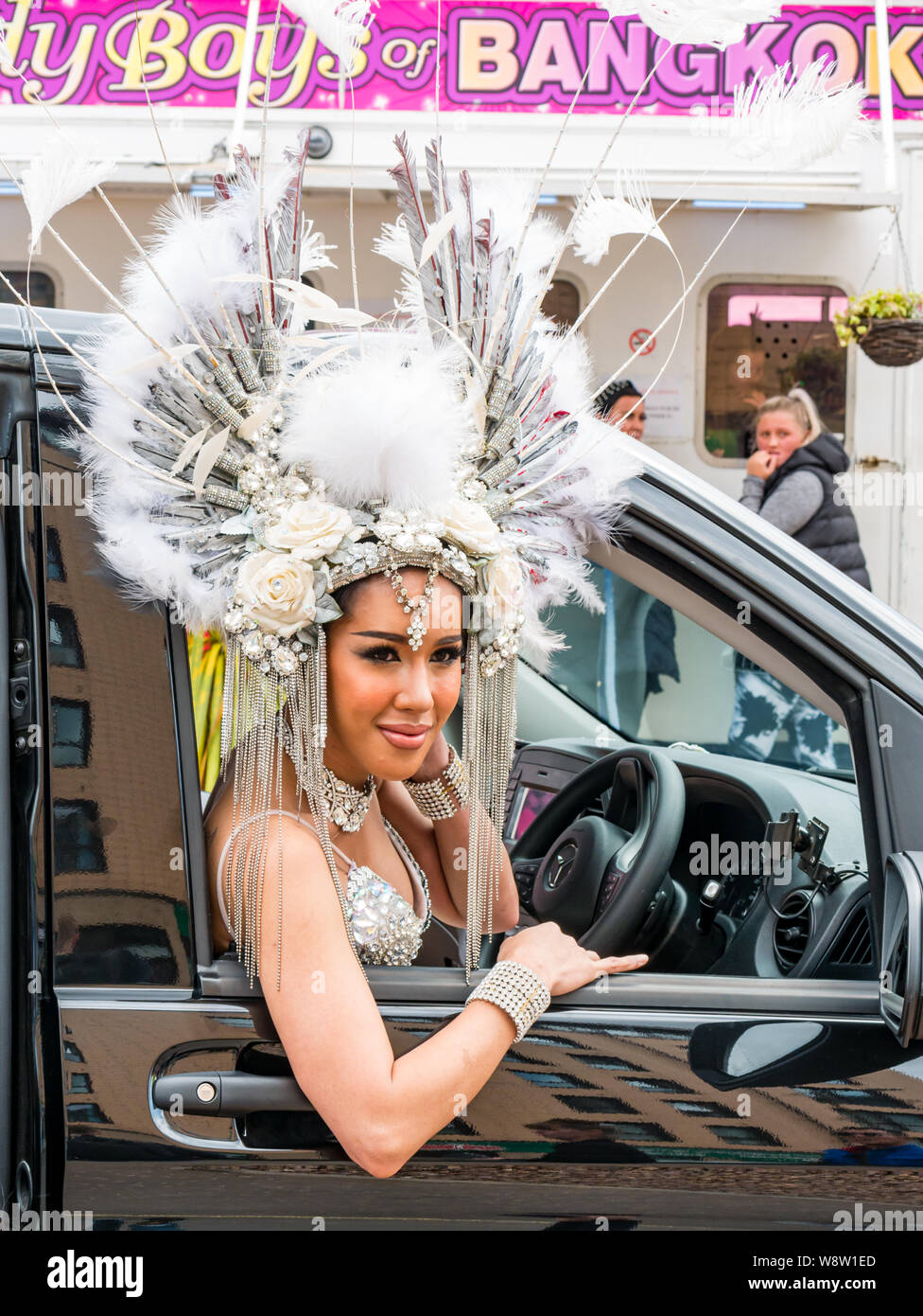 Lady Boys von Bangkok, Edinburgh Festival Fringe, Schottland, UK als Künstler ziehen das Tragen von kunstvollen Kopfschmuck sitzt im Taxi Geld für wohltätige Zwecke Stockfoto