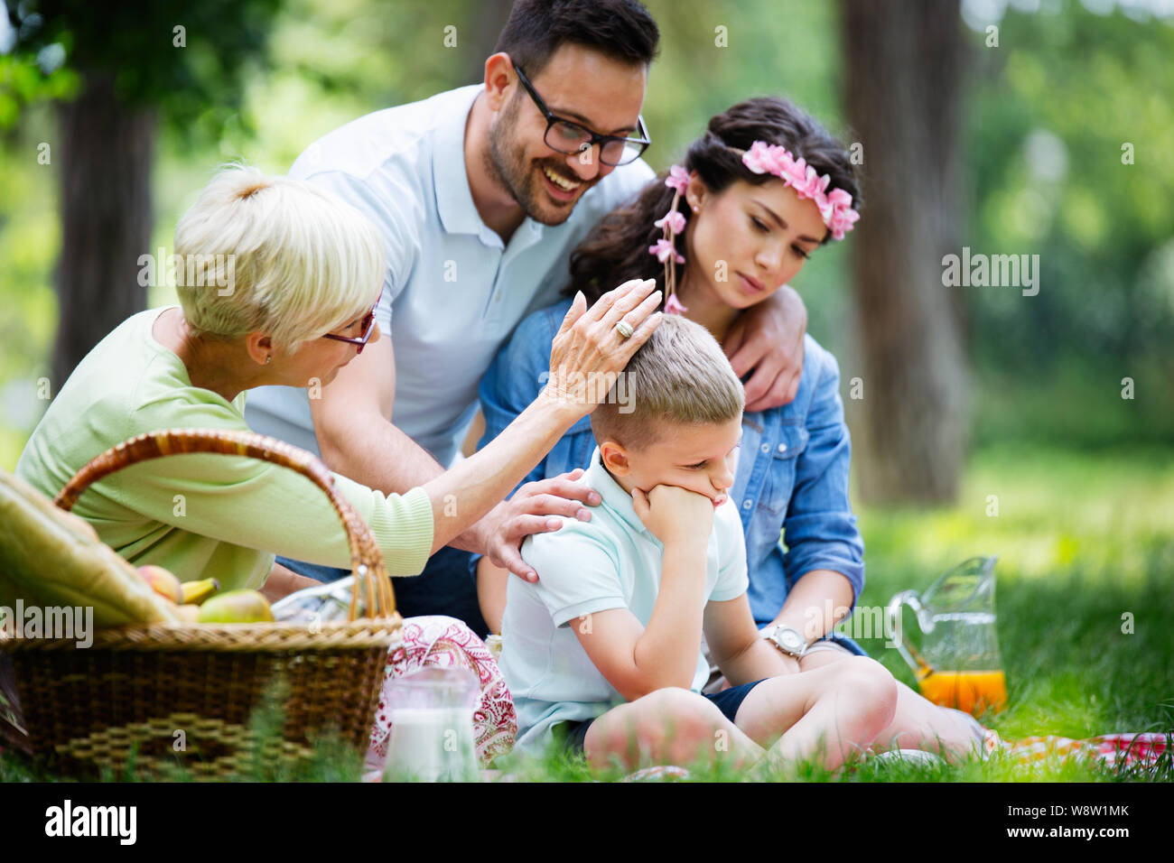 Familie trostreiche wenig hartnäckige Kind und Verwalten von Emotionen Stockfoto