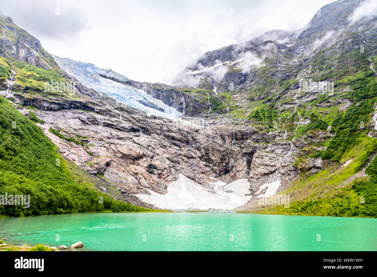 Boeyabreen Gletscher in den Bergen mit See im Vordergrund, Jostedalsbreen Nationalpark, Balestrand, Norwegen Stockfoto