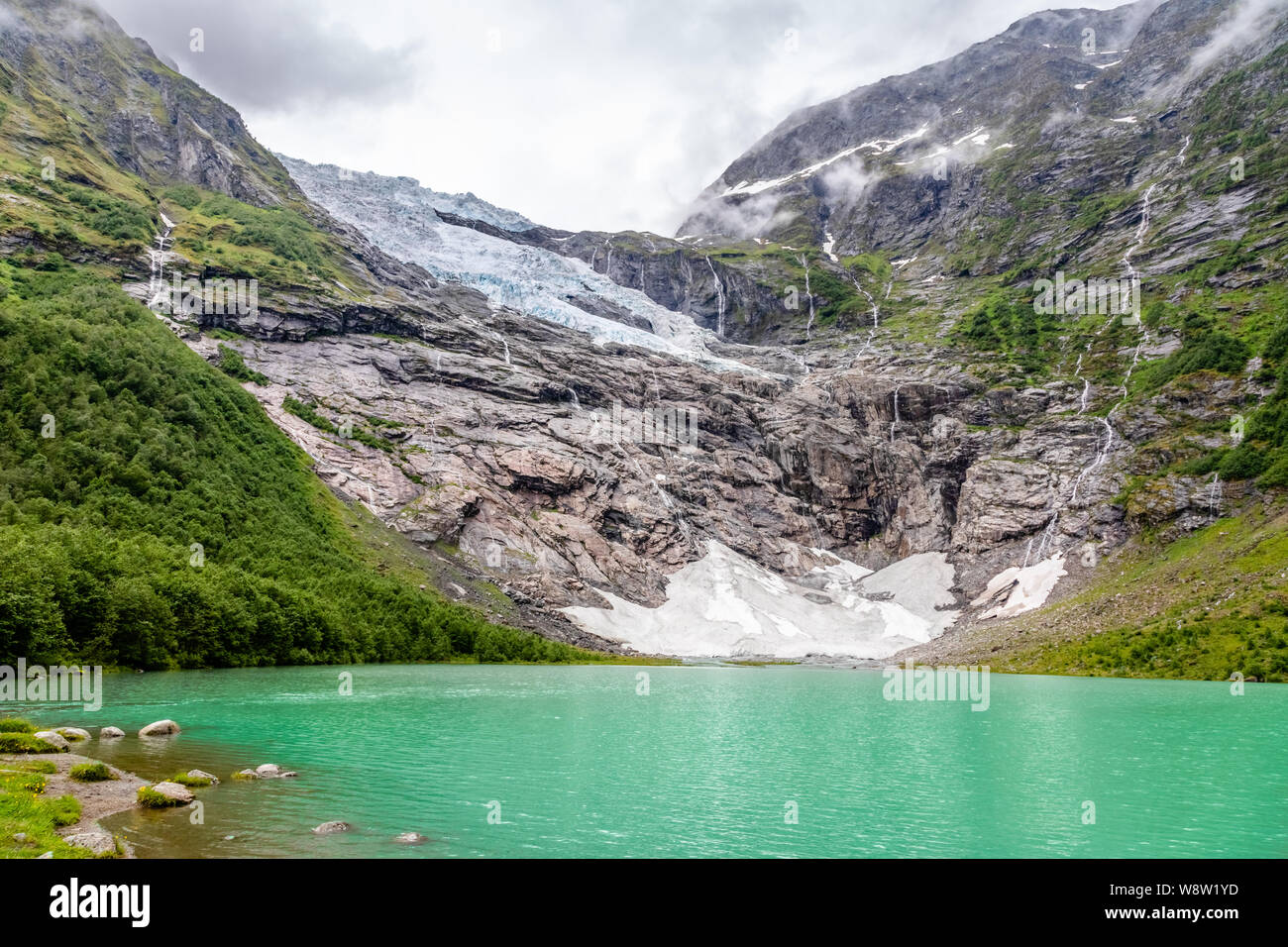 Boeyabreen Gletscher in den Bergen mit See im Vordergrund, Jostedalsbreen Nationalpark, Balestrand, Norwegen Stockfoto