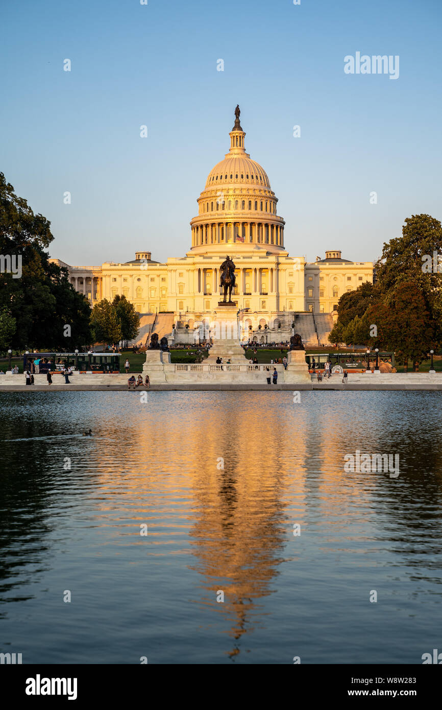 United States Capitol Gebäude in der Dämmerung Sonnenuntergang ein Sommertag, glühend von Sonnenschein. Hochformat, mit reflektierenden Teich Stockfoto