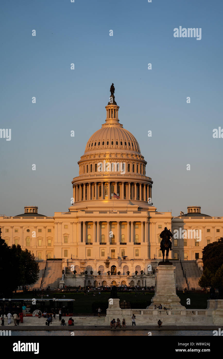 United States Capitol Gebäude in der Dämmerung Sonnenuntergang ein Sommertag, glühend von Sonnenschein. Hochformat Stockfoto