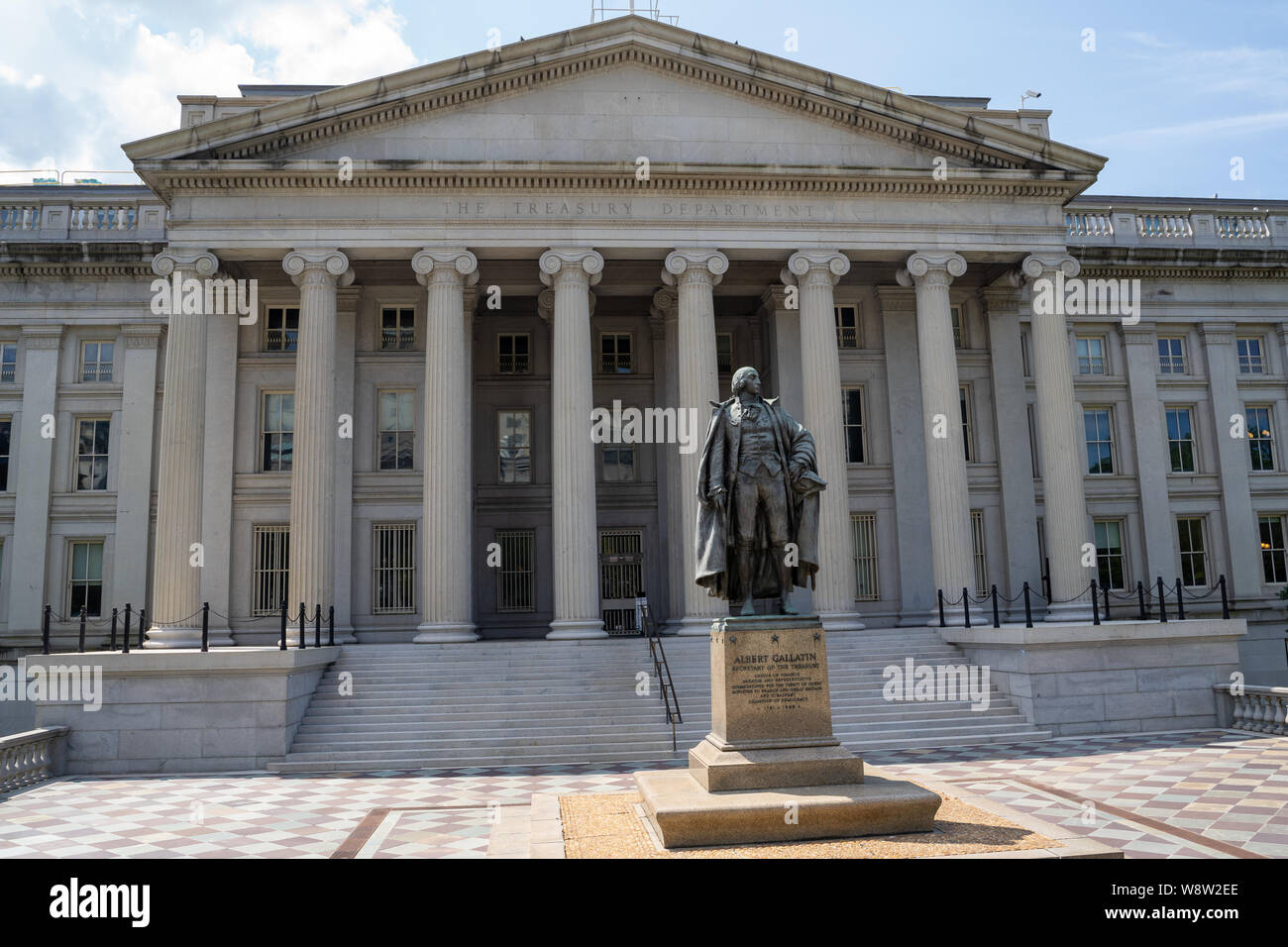 Washington, DC - August 4, 2019 : Äußeres der Vereinigten Staaten Abteilung von Fiskus, mit Statue von Albert Gallatin, Sekretär des Schatzamtes Stockfoto