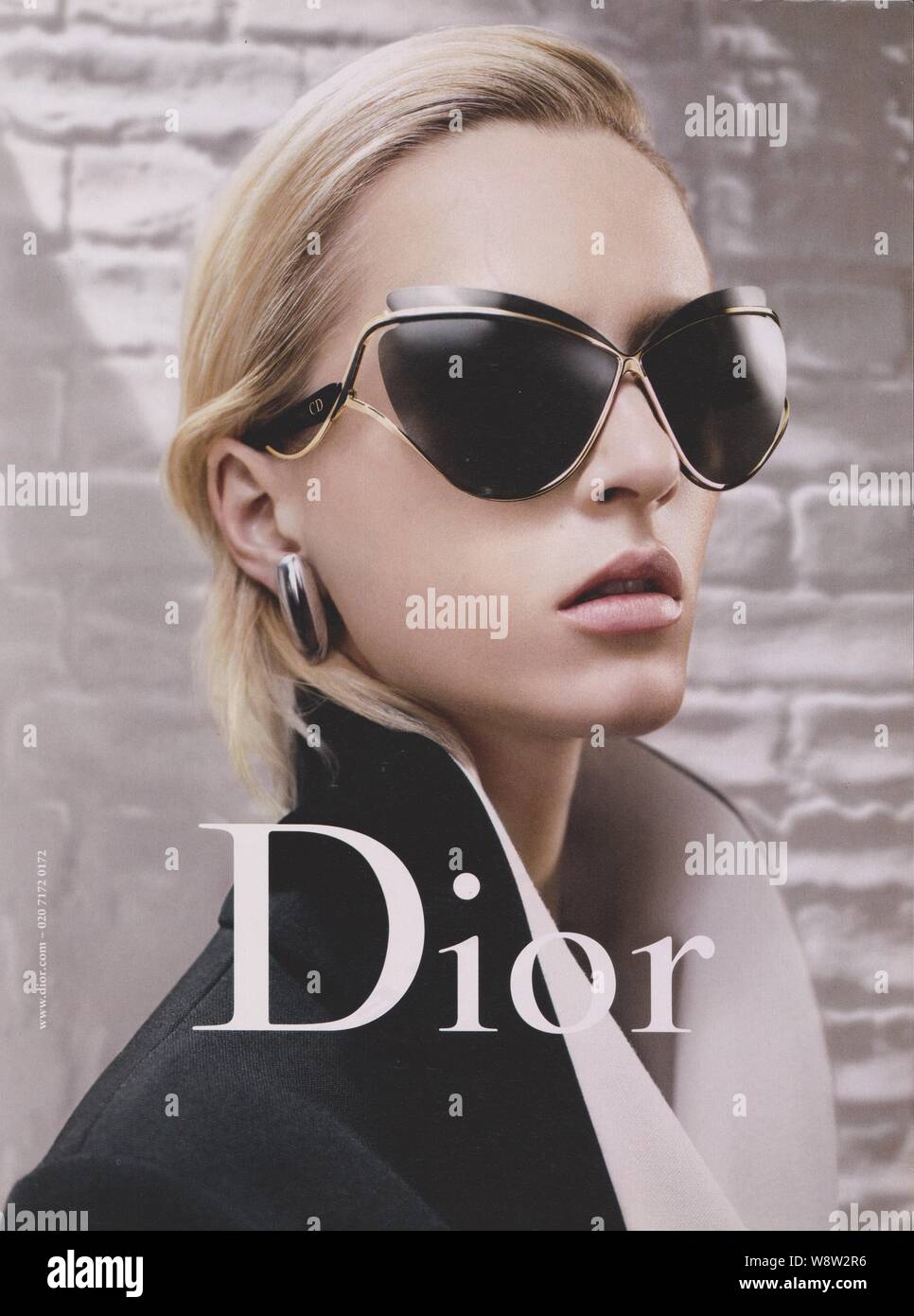 Plakat Werbung Dior Modehaus in Papiermagazin von 2013 Jahren, Werbung,  kreative Christian Dior Anzeige von 2010er Jahren Stockfotografie - Alamy