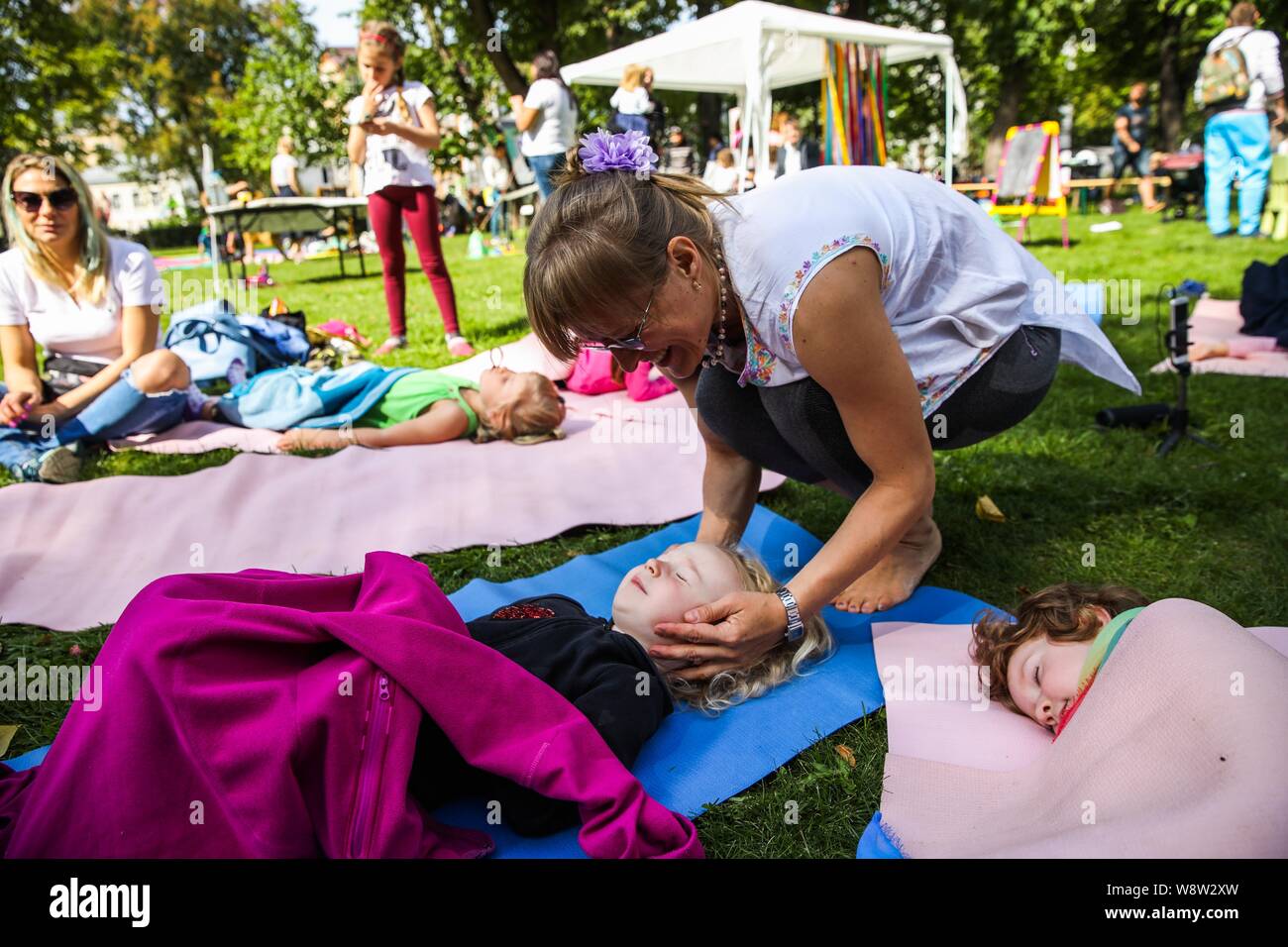 Moskau, Russland. 11 Aug, 2019. Kinder entspannen Sie sich nach einem Yoga Session während der "Das ist meine Praxis" Festival in Moskau, Russland, am 12.08.11., 2019. Die jährlichen Mutterschaft Festival fand in Moskau am Sonntag statt. Die wichtigsten Themen des diesjährigen Festivals sind Fitness, Rehabilitation, Psychologie und die Gesundheit der Frauen. Quelle: Maxim Chernavsky/Xinhua Stockfoto