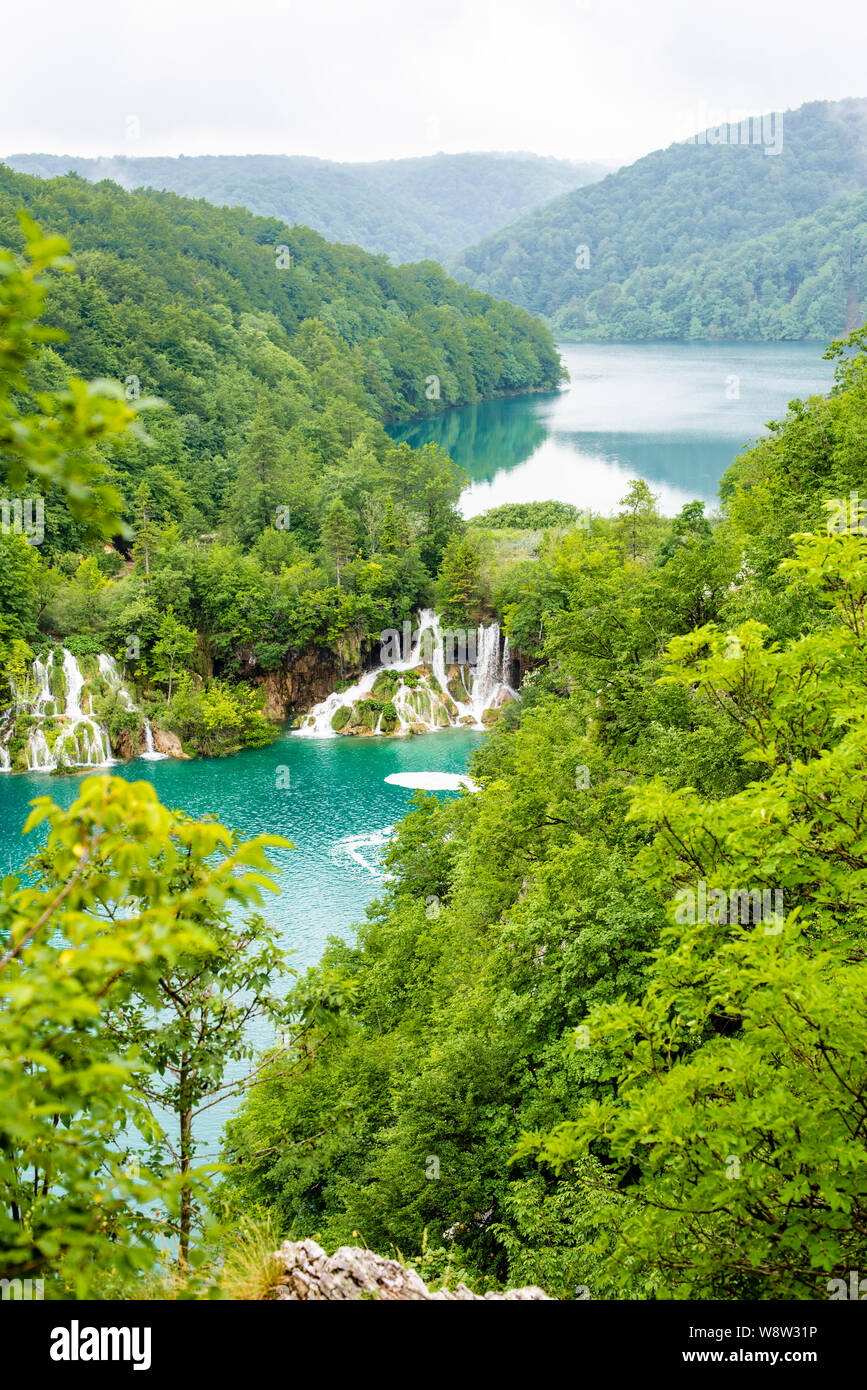 Wasserfälle und Seen im Nationalpark Plitvicer Seen in Kroatien Stockfoto