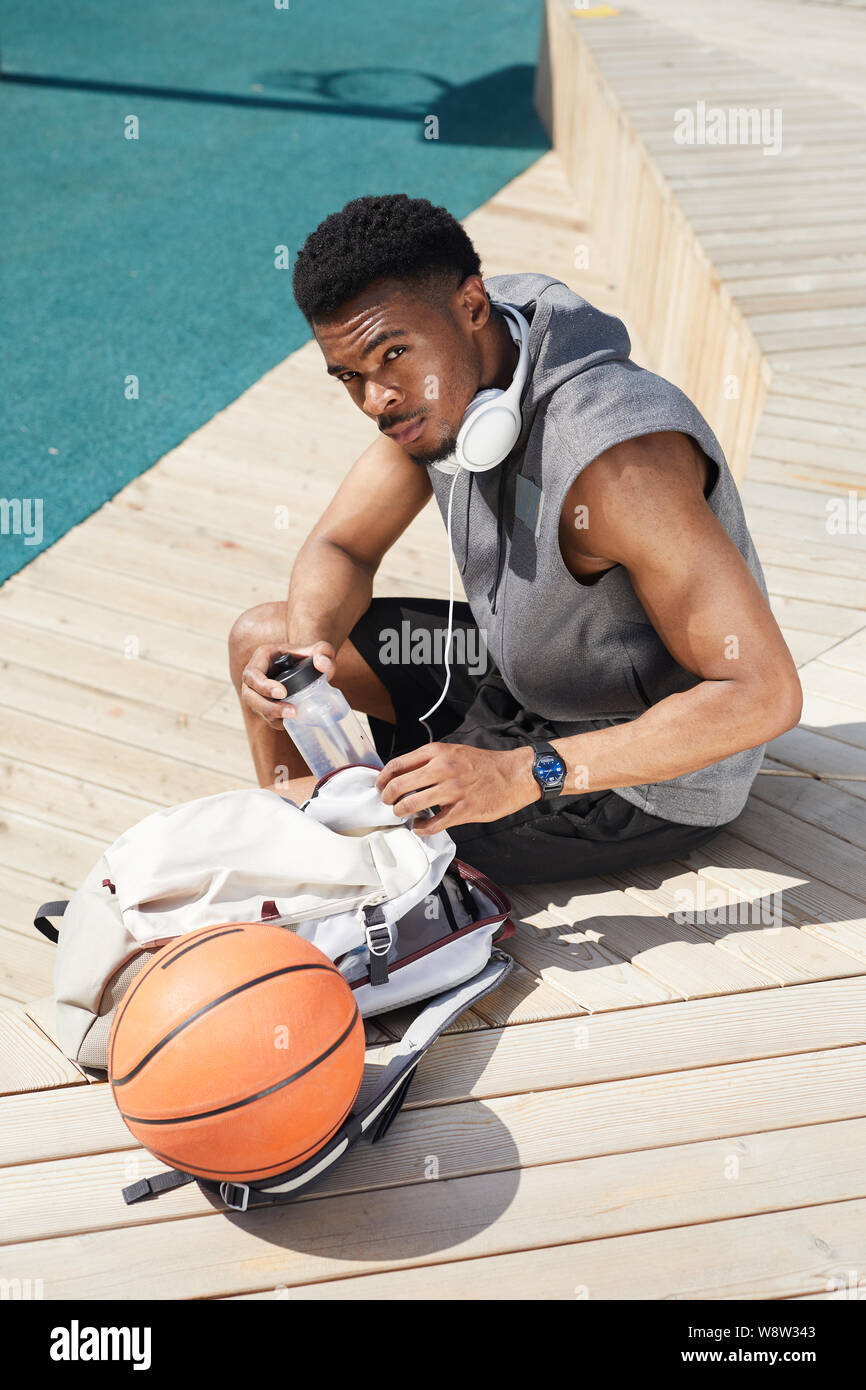 Hohen Winkel Portrait Von Stattlichen Afrikaner Der Mann Mit Der Kamera Beim Entspannen Im Outdoor Basketball Court Kopie Raum Stockfotografie Alamy
