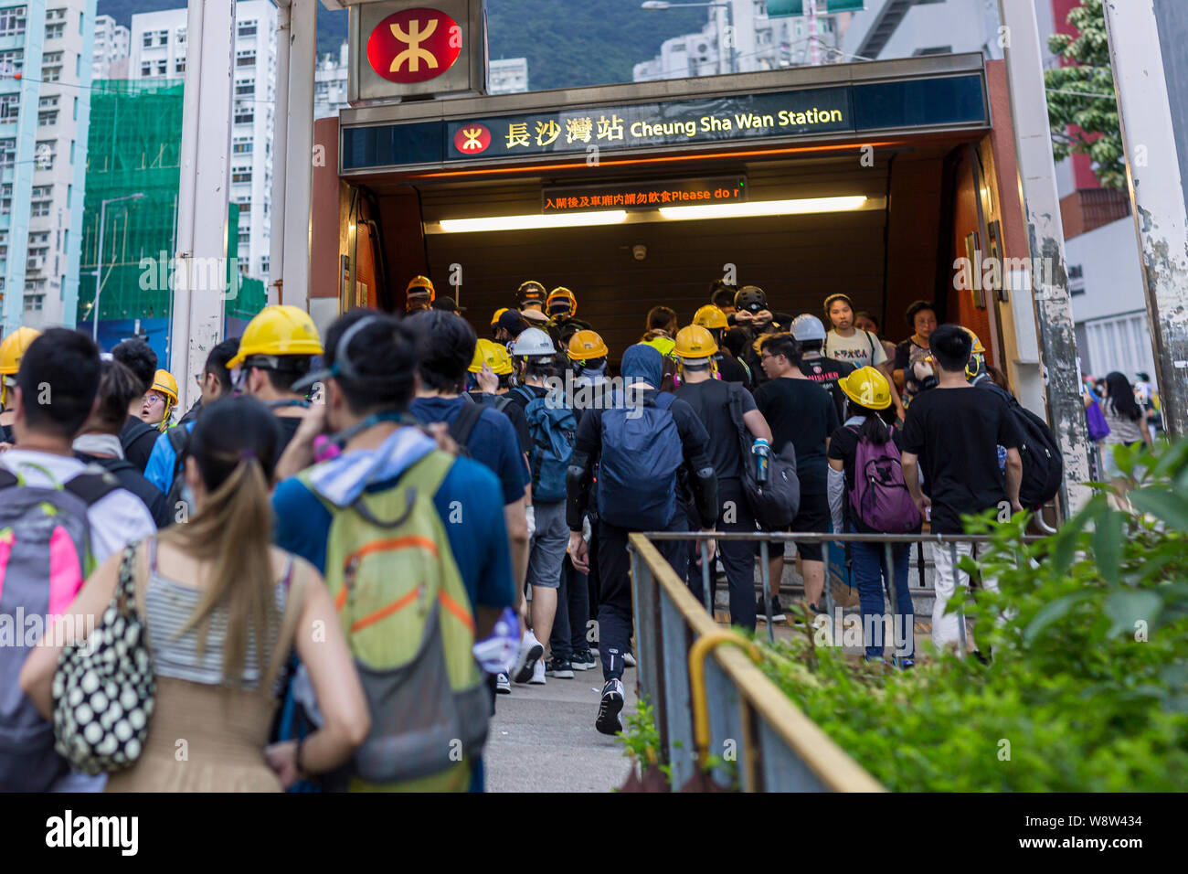 Die demonstranten März von Cheung Sha Wan nach Tsim Sha Tsui während der Demonstration. die Woche Nummer 10 der Proteste in Hongkong zunächst vor der Auslieferung Rechnung, aber drehte sich in mehr Anfragen über pro-Demokratie in der Region von China. Heute die Proteste und die Konflikte um das gesamte Gebiet mit viel Gewalt und Guerillataktiken von der Demonstranten und der Polizei. Stockfoto