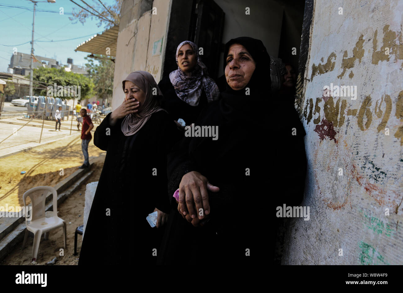 Verwandte von Palästinensischen militanten Trauern während der trauerzug. Marwan Nasser, einem palästinensischen Kämpfer an durch israelische Soldaten an der Grenze zum Gazastreifen abgefeuert wurde. Palästinensische Ärzte sagte, das am nördlichen Gazastreifen getötet wurde. Es war der zweite Zwischenfall seit dem 10. August, als israelische Truppen erschossen vier Palästinenser Kämpfer, die versuchten, die flüchtigen Grenze im Osten Gazastreifen zu überqueren. Stockfoto