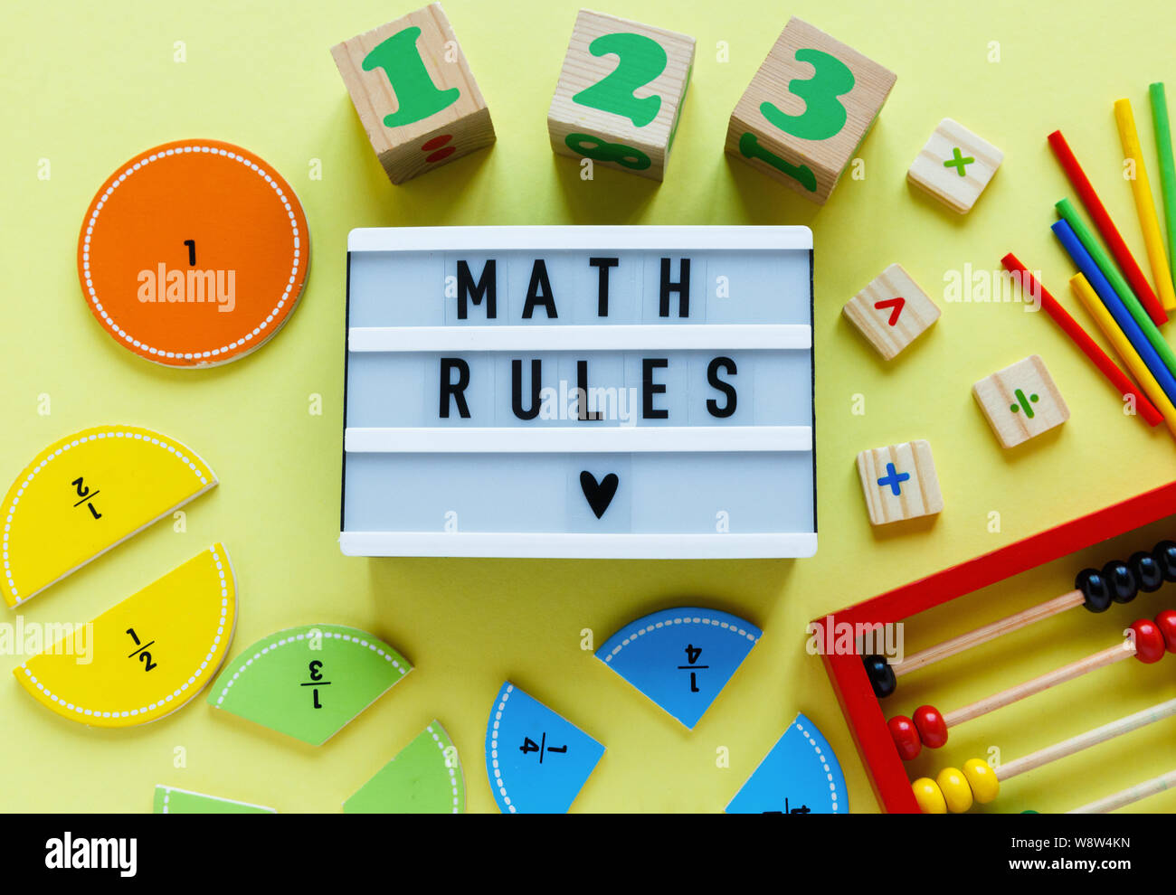 Kreative Сolorful Blöcke, Leuchtkasten, Fraktionen auf gelben Hintergrund. Interessant lustig Mathe für Kids. Bildung, zurück in die Schule. Geometrie und Stockfoto