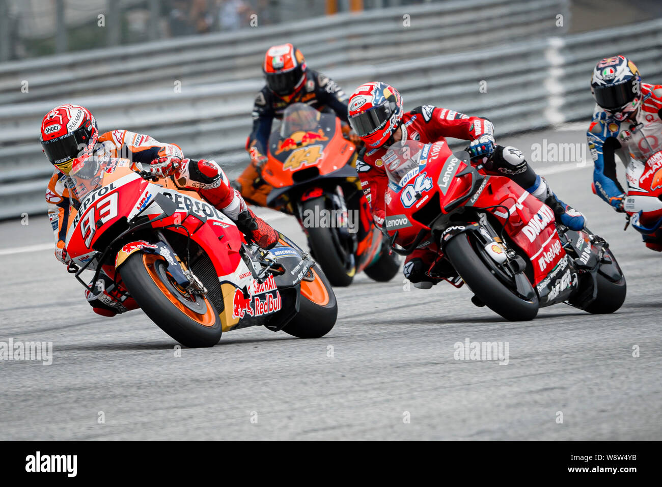 Repsol Honda Team Spanier Marc Marquez (L) führt in die Kurve während der ersten Runde vor der Italienischen Ducati Team Rider Andrea Dovizioso (2R) zu Beginn des Österreichischen MotoGP Grand Prix Rennen. Stockfoto