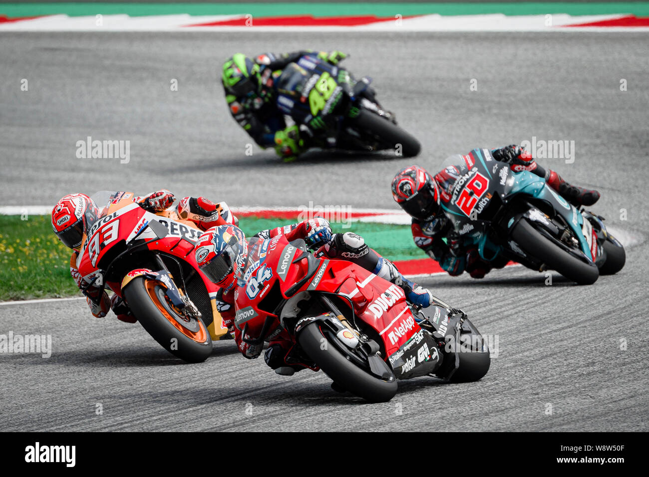 Repsol Honda Team Spanier Marc Marquez (93), italienische Reiter Ducati Team Andrea Dovizioso (4), Monster Energy Yamaha MotoGP italienische Fahrer Valentino Rossi (46) und Petronas von Yamaha SRT französische Reiter Fabio Crashdown (20) konkurrieren, während der Österreichischen MotoGP Grand Prix Rennen. Stockfoto