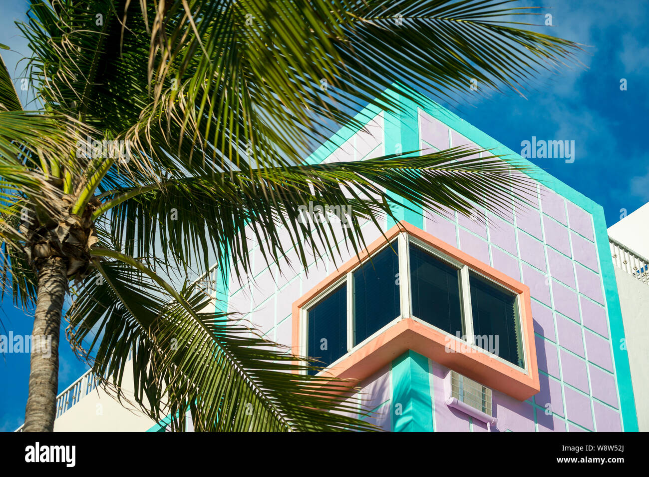 Ecke detail bunte Art déco-Architektur in Pastelltönen Rosa und Blau mit tropischen Palme in Miami, Florida, USA Stockfoto