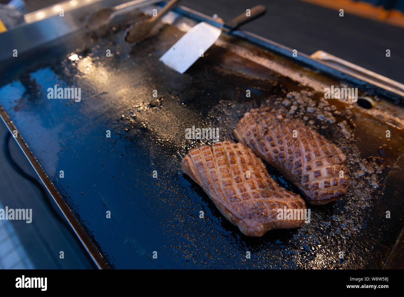 Zwei saftige Ente Steaks auf dem Grill. Gegrilltes Fleisch Filet auf ein Food Festival gekocht. Gebratene Gericht outdoor. Stockfoto