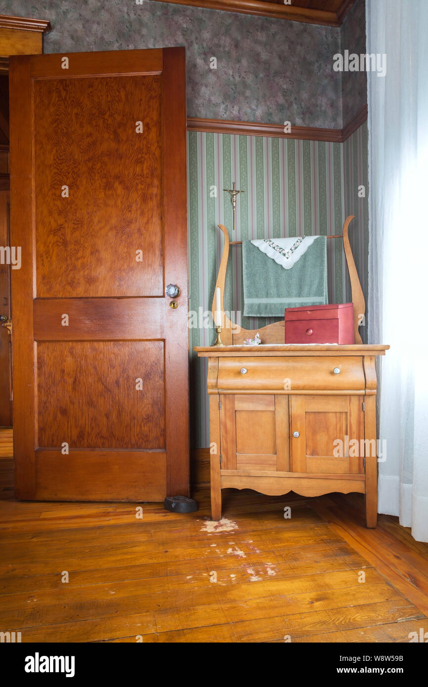 Alte hölzerne Waschtisch im Obergeschoss Schlafzimmer mit Pinienwald Dielen in einem alten 1927 Amerikanische 4 Quadrate Haus Stockfoto