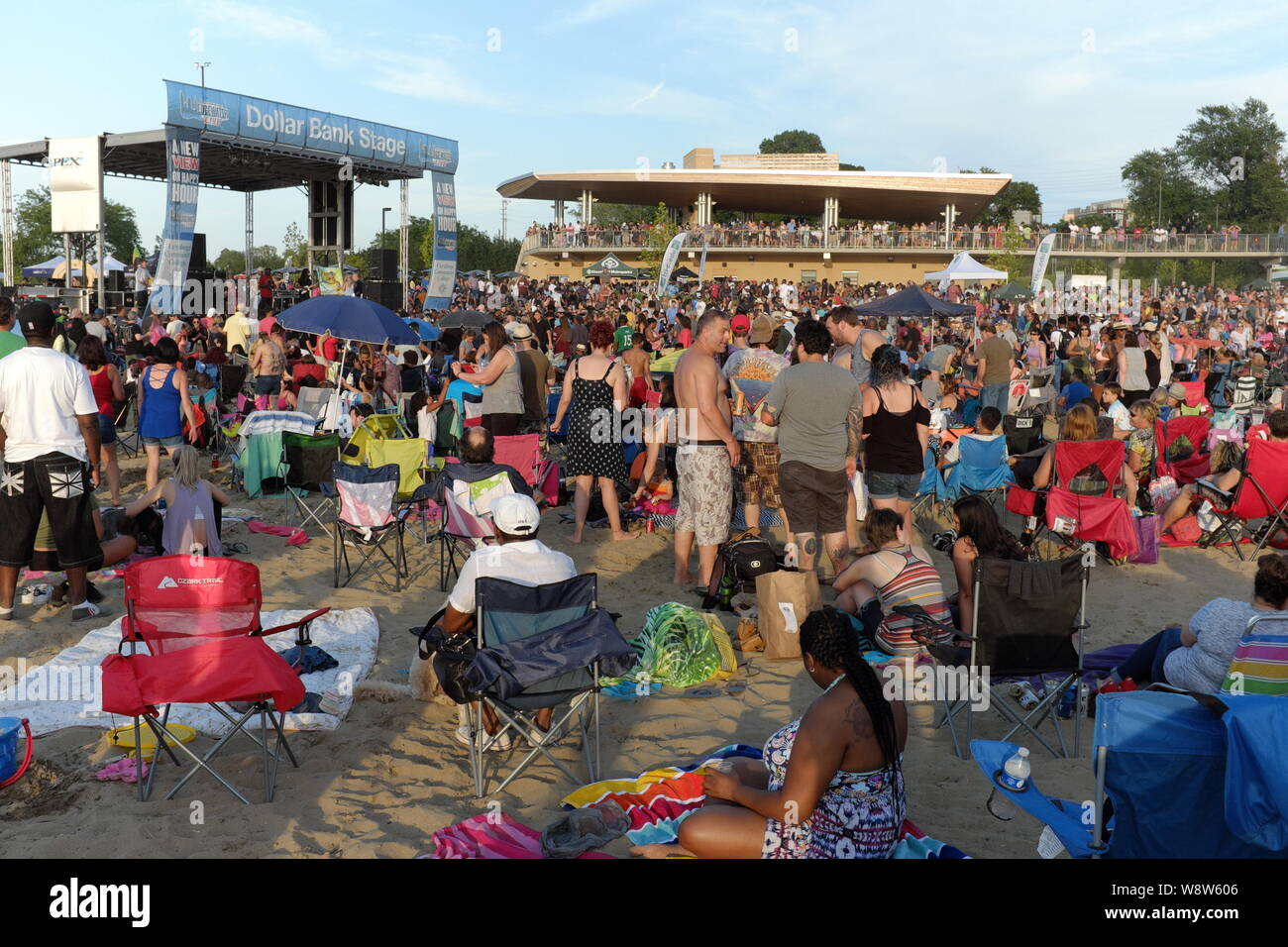 Menschenmassen versammeln sich am Strand von Edgewater Park in Cleveland, Ohio für die Wöchentliche Summer Concert Series. Stockfoto