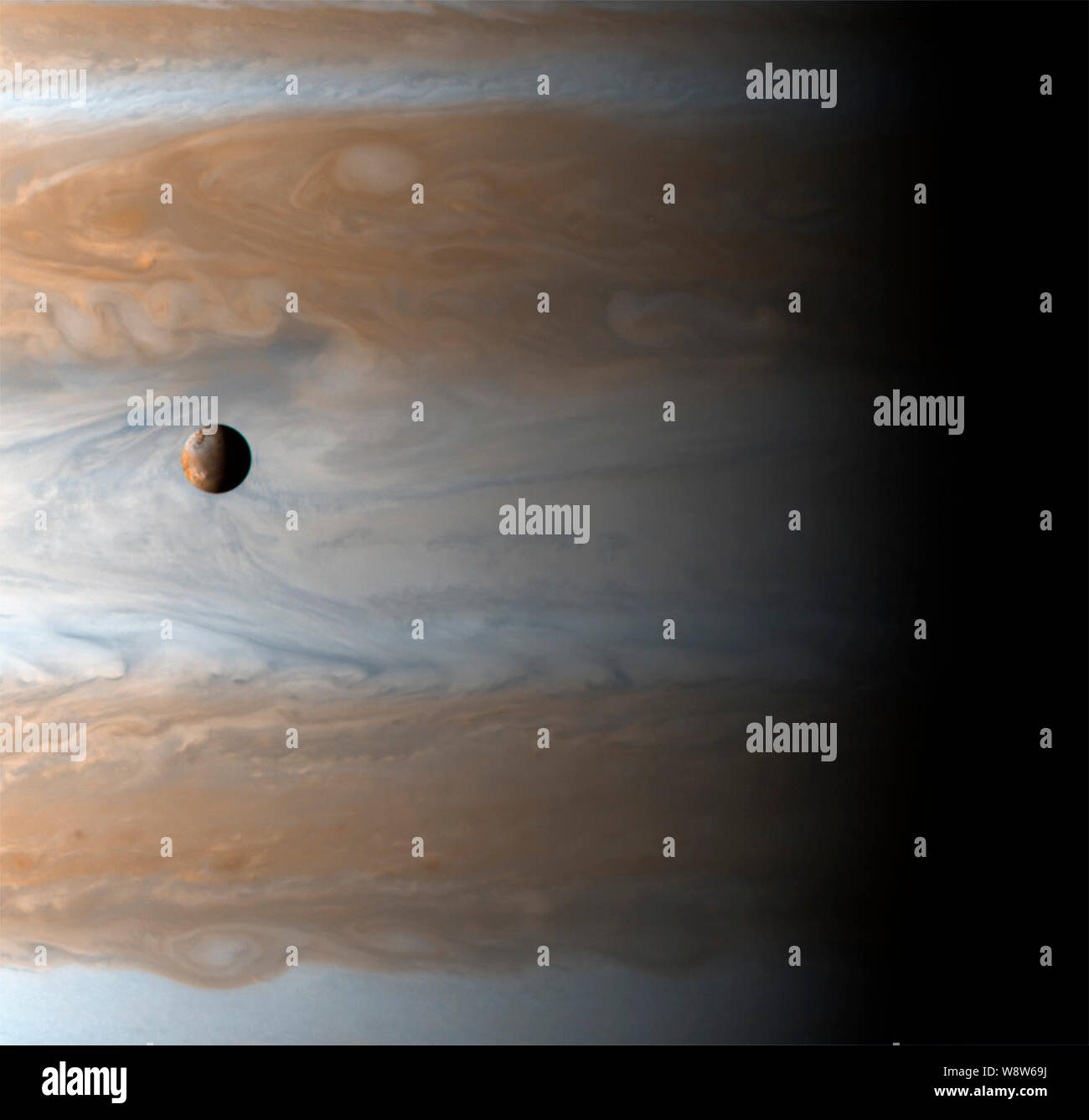 Ein neues Jahr für Jupiter und IO-die Galileischen Satelliten-Io schwebt über der cloudtops von Jupiter in diesem Bild aufgenommen am Beginn des neuen Jahrtausends, Januar 1, 2001 10:00 UTC (Raumsonde), zwei Tage nach der größten Annäherung von Cassini. Das Bild täuscht: Es gibt 350.000 Kilometer - rund 2,5 Jupiters - zwischen Io und Jupiter der Wolken. Io ist die Größe unserer Mond und Jupiter ist sehr groß. Stockfoto