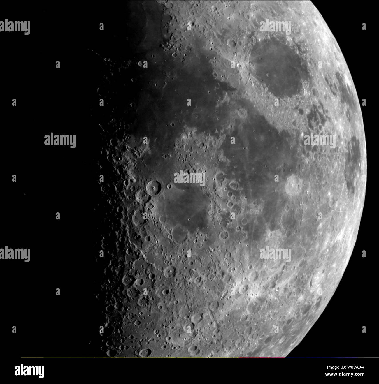 Mond von Cassini gesehen - Diese engen Winkel Bild durch die Kamera von Cassini der Mond ist eines der besten aus einer Abfolge von engen Winkel frames als die Sonde durch den Mond vorbei auf dem Weg zu seiner nächsten Ansatz mit Masse am 17. August 1999 berücksichtigt. Stockfoto