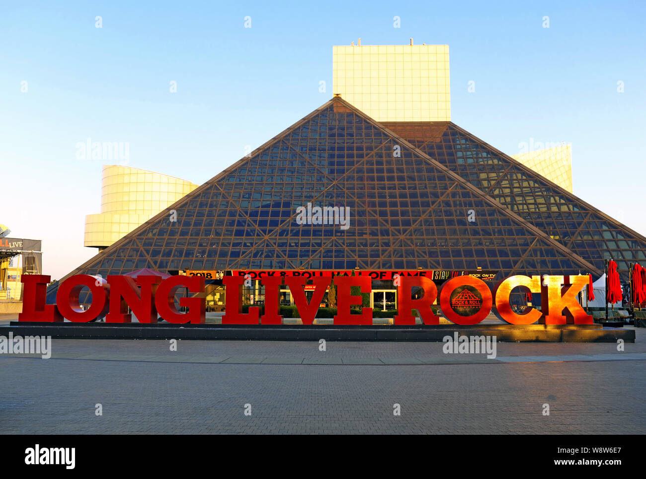 "Long Live Rock" in roten Buchstaben außerhalb der Cleveland Rock and Roll Hall of Fame and Museum in Cleveland, Ohio, USA. Stockfoto