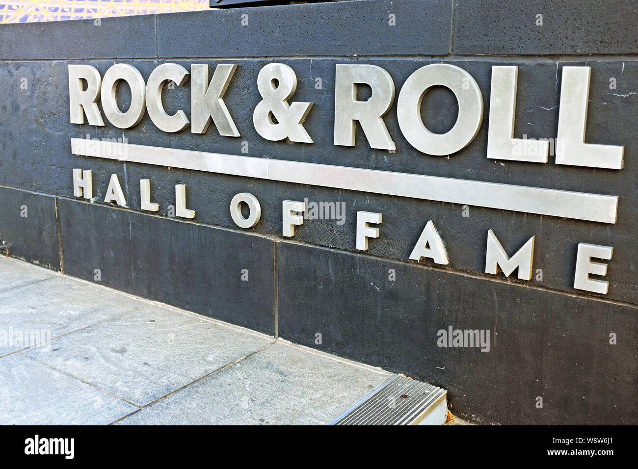 Rock and Roll Hall of Fame-Skript an der Wand aus Granit außerhalb der Rock and Roll Hall of Fame and Museum in Cleveland, Ohio, USA. Stockfoto