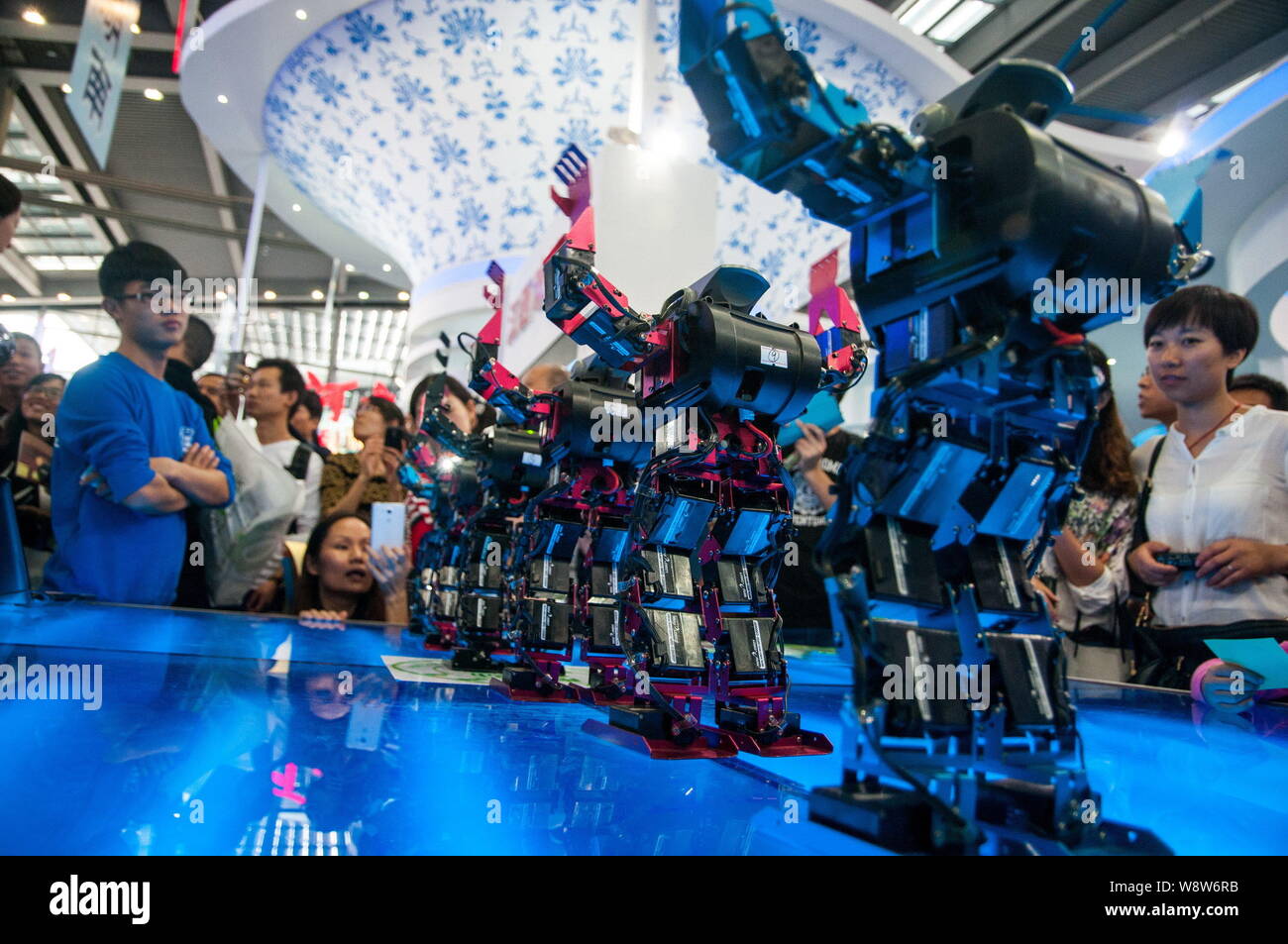 Besucher Blick auf Roboter tanzen während des 16. China Hi-Tech Fair in Shenzhen, der südchinesischen Provinz Guangdong, 16. November 2014. Die 16.ch Stockfoto
