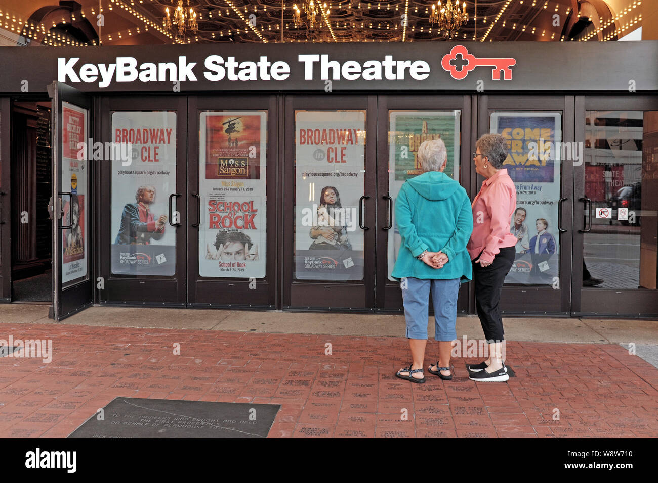 Zwei Frauen Blick auf den kommenden Theater Inszenierungen am Theater in KeyBankState Playhouse Square in Cleveland, Ohio, USA. Stockfoto