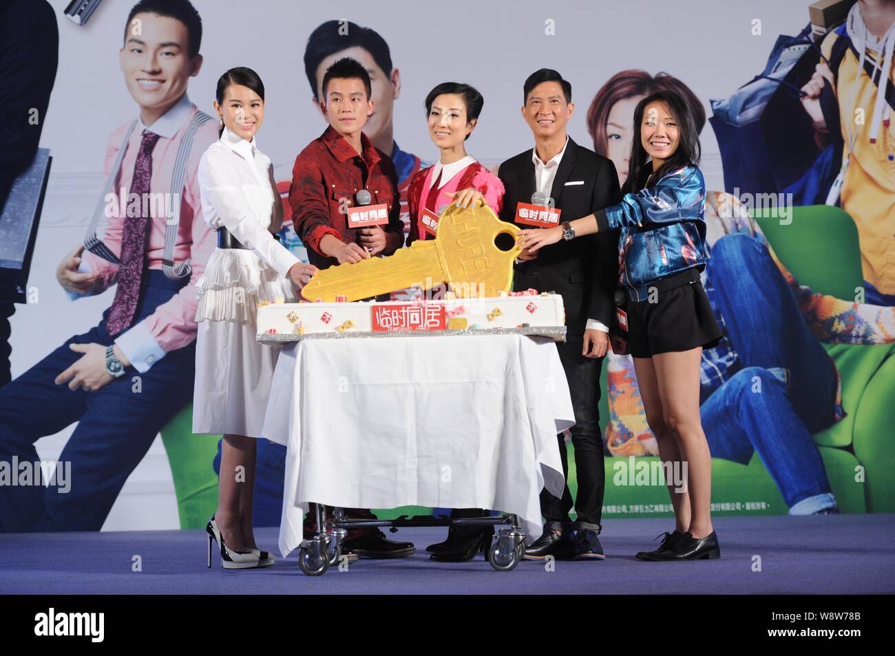 (Von links) Hong Kong Schauspielerin Myolie Wu, chinesische Schauspieler Oho Oe, Hong Kong Schauspielerin Sammi Cheng, Schauspieler und Regisseur Nick Cheung Vincci Cheuk Pose während Stockfoto