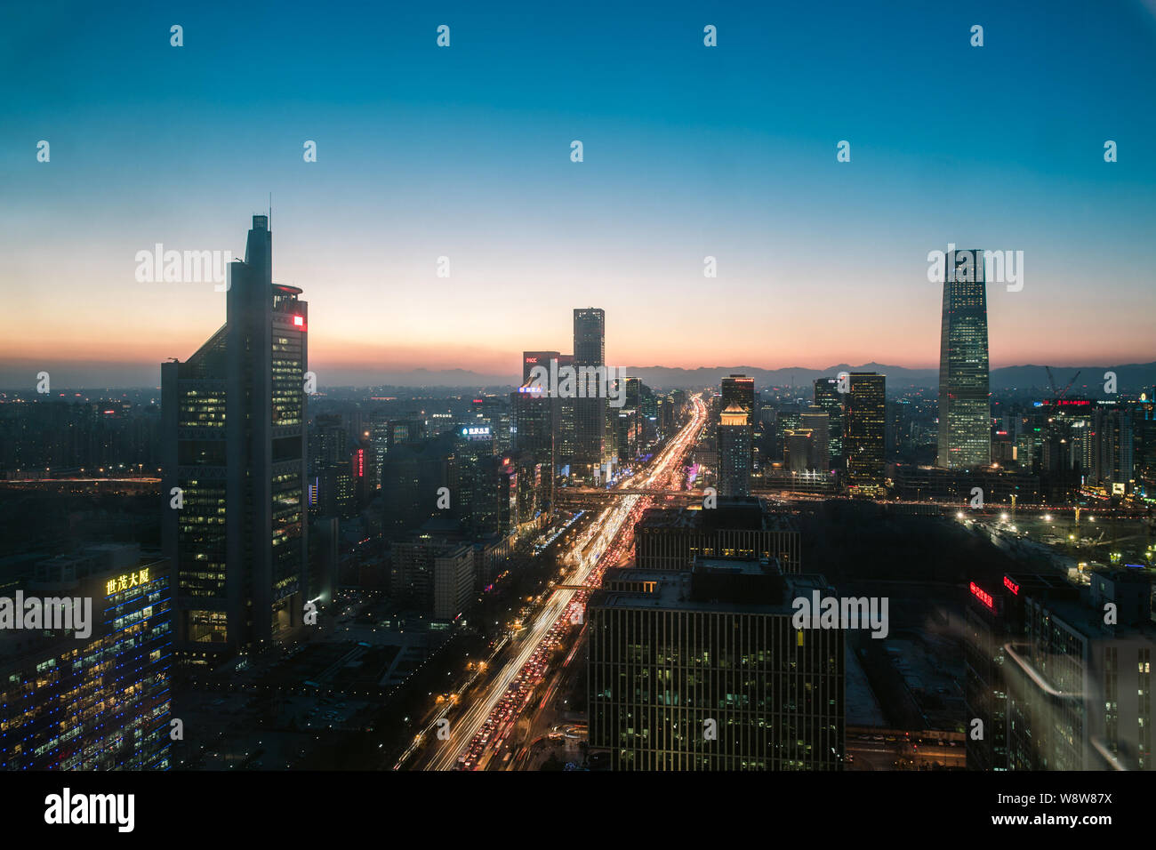 Nachtansicht von Wolkenkratzern und Hochhäusern entlang der Chang'an Avenue in der Innenstadt am Heiligabend in Peking, China, 24. Dezember 2014 Stockfoto