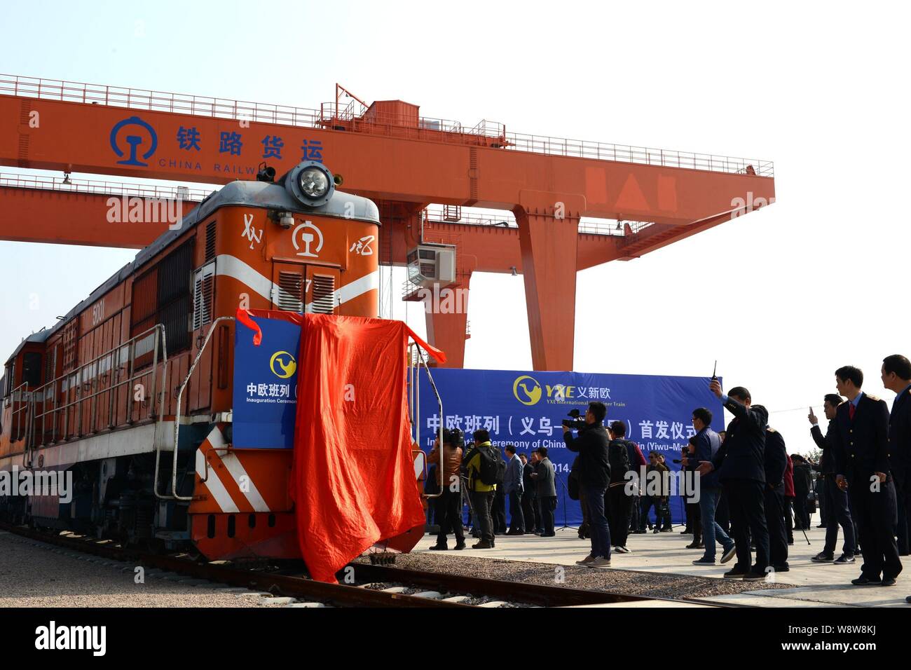 Leute schauen auf die ersten YXE international container Zug zwischen Istanbul und Madrid während der Eröffnungszeremonie am Container Terminal Stockfoto