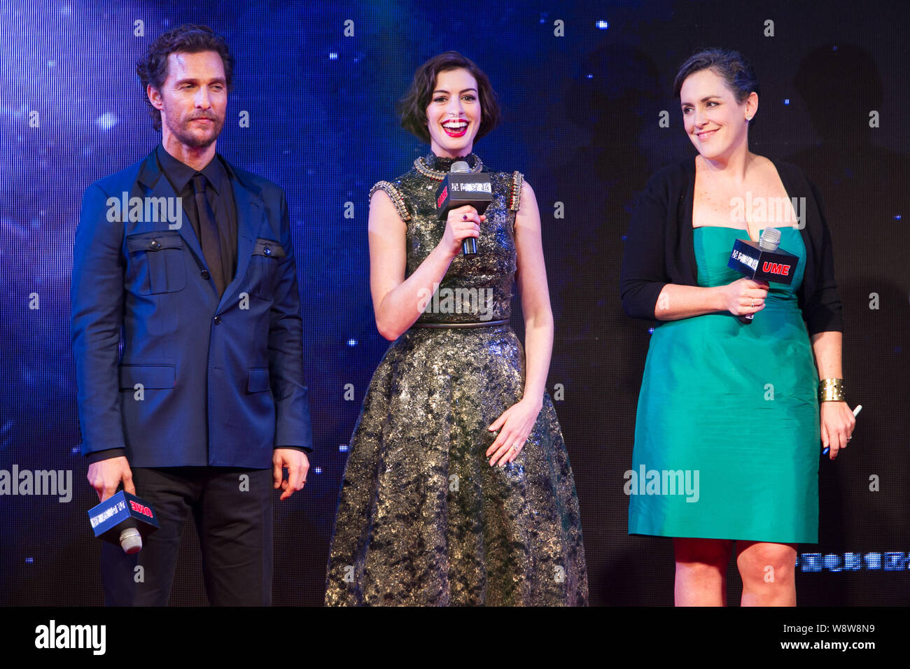 (Von links) amerikanische Schauspieler Matthew McConaughey, US-amerikanische Schauspielerin Anne Hathaway und britische Filmproduzent Emma Thommas kommen bei der Premiere von Ihre Stockfoto