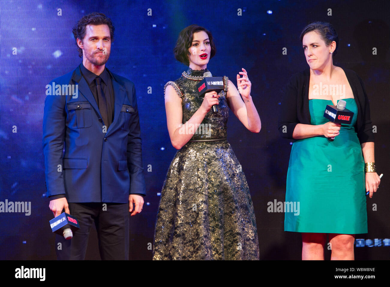 (Von links) amerikanische Schauspieler Matthew McConaughey, US-amerikanische Schauspielerin Anne Hathaway und britische Filmproduzent Emma Thommas kommen bei der Premiere von Ihre Stockfoto