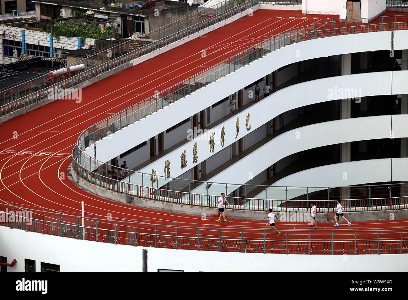 Blick auf einen Track auf den Bau des zweiten Grundschule in Chicheng Straße in Tiantai County, Taizhou City, East China Zhejiang provinz, 1 Se Stockfoto