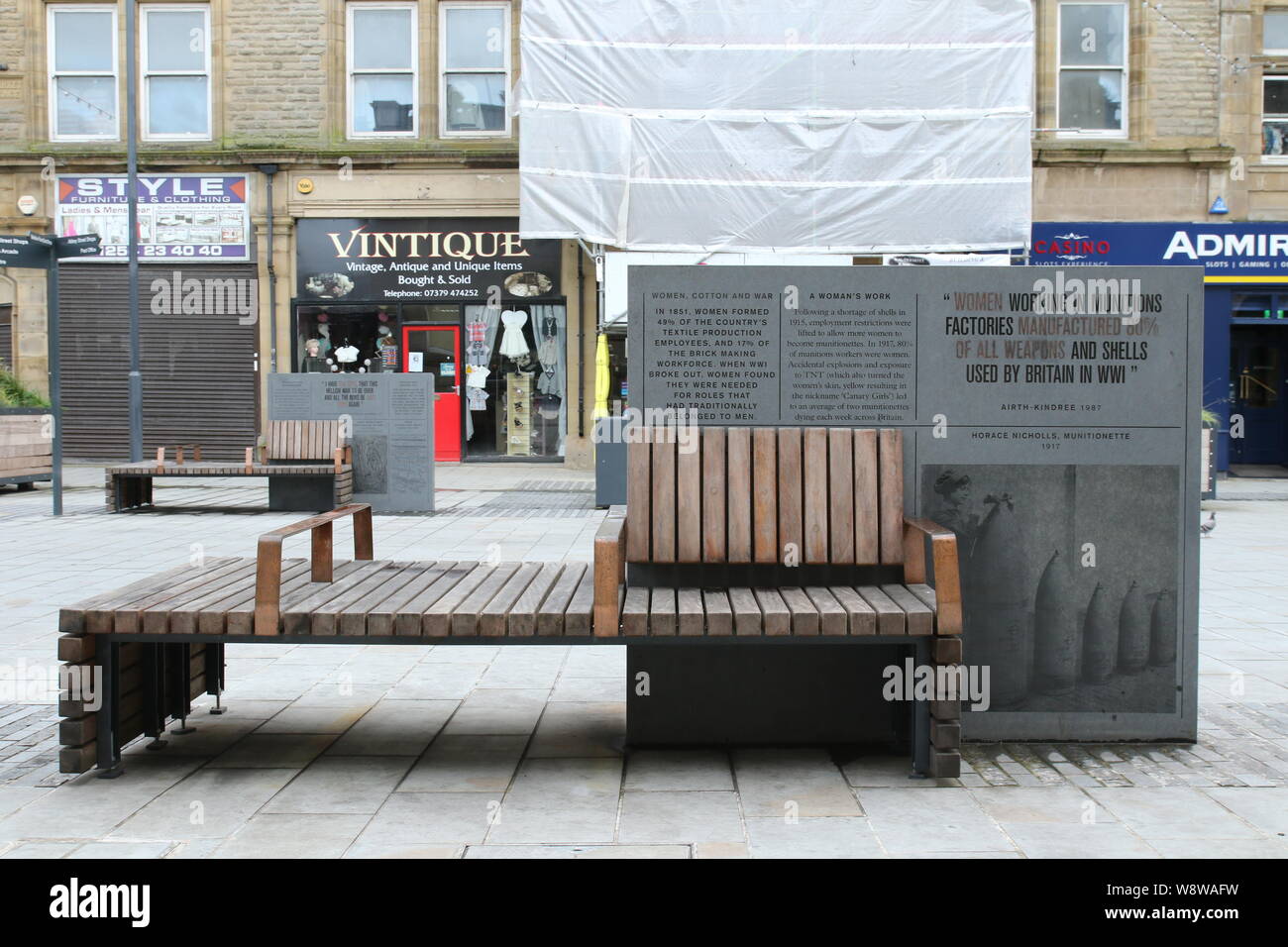 Accrington Town Center Memorial Sitzecke - Kanarische Mädchen waren aufgrund ihrer Haut gelb während der Arbeit in den Munitionsfabriken benannt Stockfoto