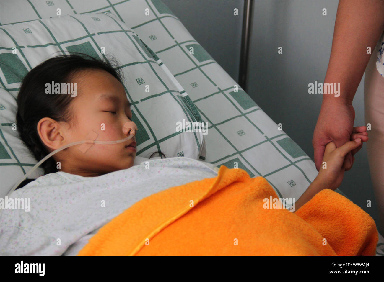 12 jahrige madchen han bingbing der von einem riesigen tumor im bauch gelitten hat ist von ihrer mutter besucht bevor ein betrieb bei fuda krebs krankenhaus in stockfotografie alamy