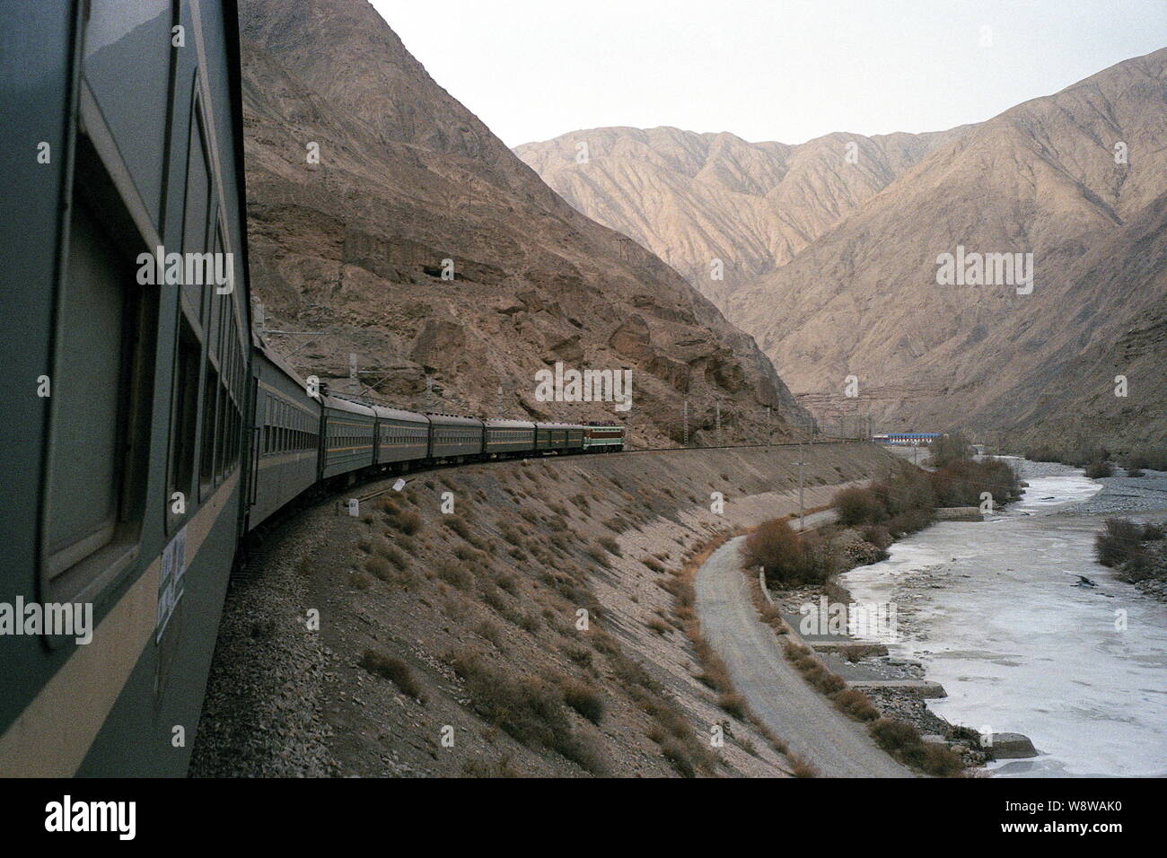--FILE - eine "grüne Haut" Zug von Tiejingshan in Jiayuguan reist durch die qilian Berge im Nordwesten der chinesischen Provinz Gansu, Februar 2014. Stockfoto