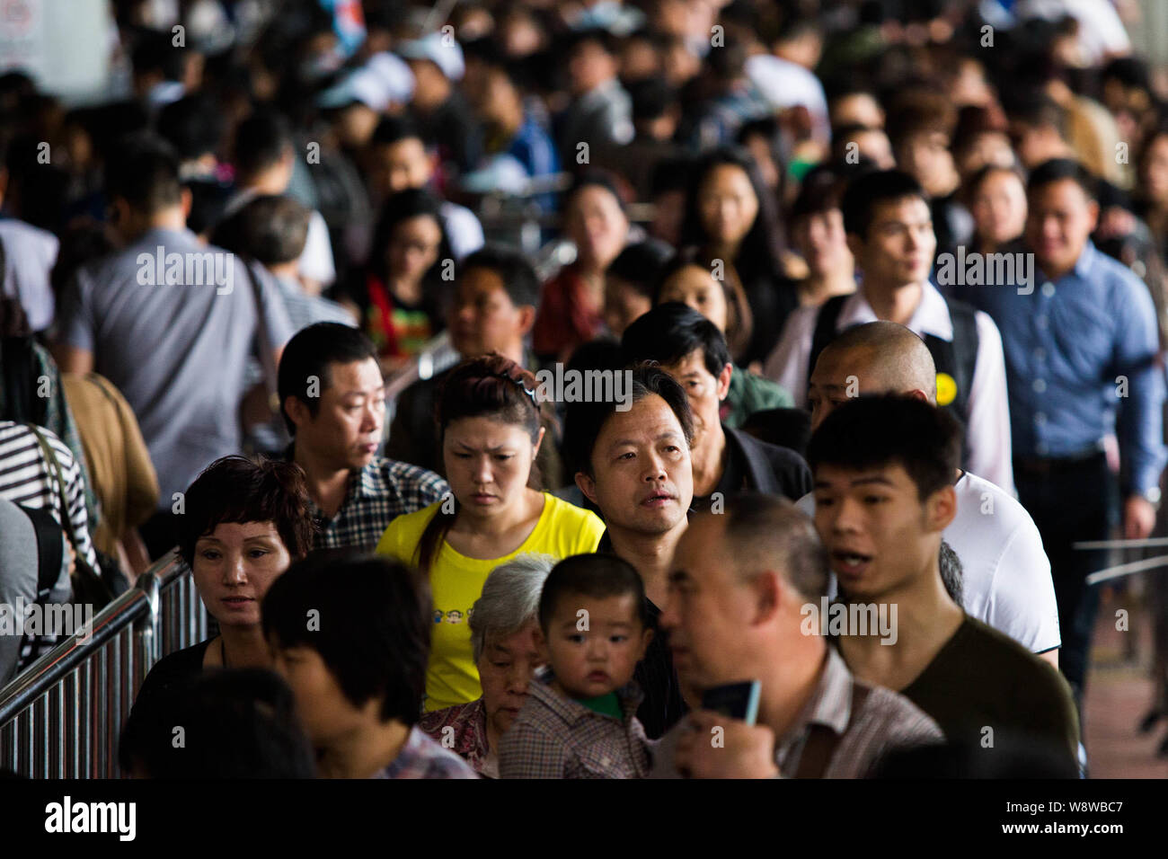 Die Reisenden in der Warteschlange bis an die Grenze nach Hongkong am Hafen Huanggang zu überqueren, während der Mai Tag Urlaub in Shenzhen City, South China Guangdong provinc Stockfoto