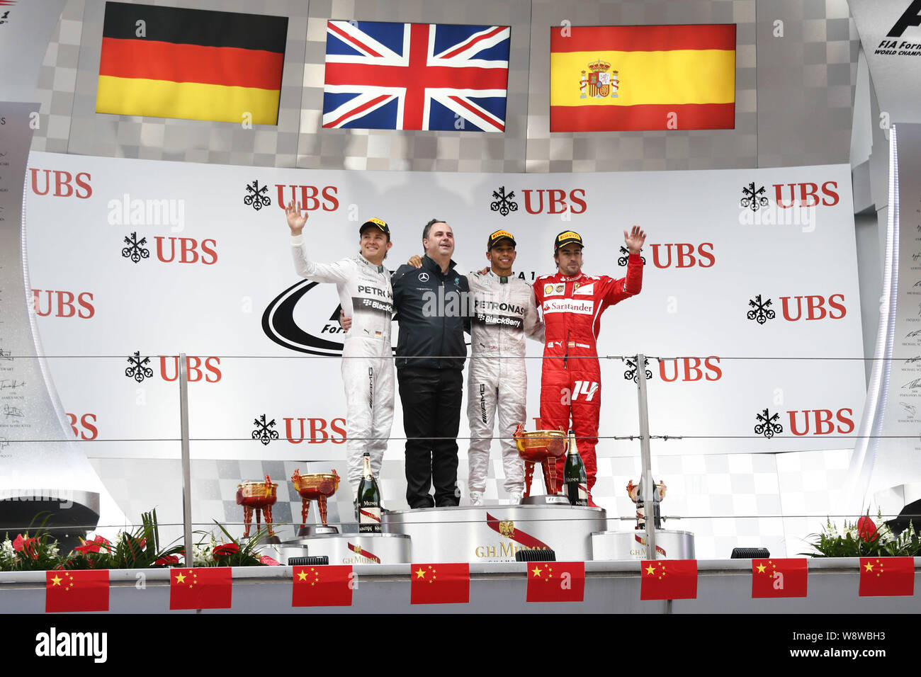 (Von links) Deutschen F1-Fahrer Nico Rosberg, Sporting Director Ron Wiesen und britischen F1-Pilot Lewis Hamilton von MERCEDES AMG PETRONAS-F1-Teams, und Sp Stockfoto