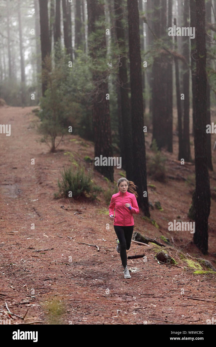 Die Frau, die im Wald Holz Schulung und Training für Trail laufen Marathon Endurance Rennen. Fitness gesunder Lebensstil Konzept mit weiblichen Athleten Trail Runner. Stockfoto