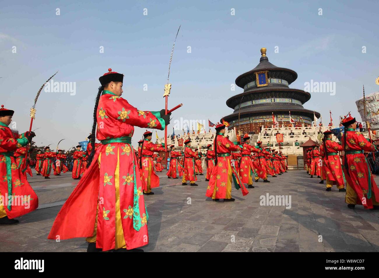 Animateure verkleidet in den Kostümen der Qing Dynastie (1644 - 1911)  während einer Probe der alten königlichen Himmel Anbetung Zeremonie für  upco Stockfotografie - Alamy