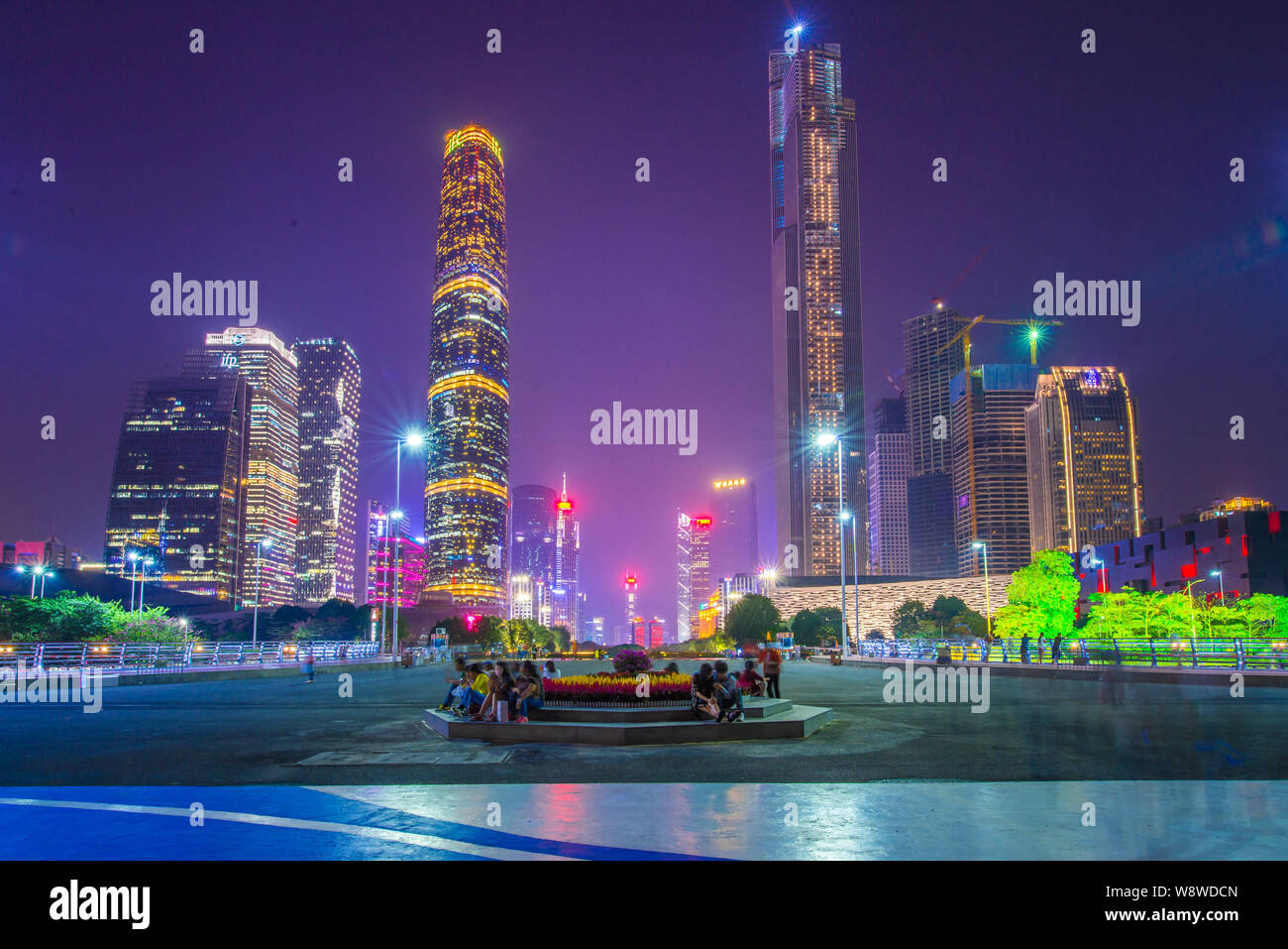 Nachtansicht der Guangzhou International Finance Center Tower, zweithöchste, der Guangzhou East Tower, dem höchsten und andere Wolkenkratzer und Hochhäuser Stockfoto