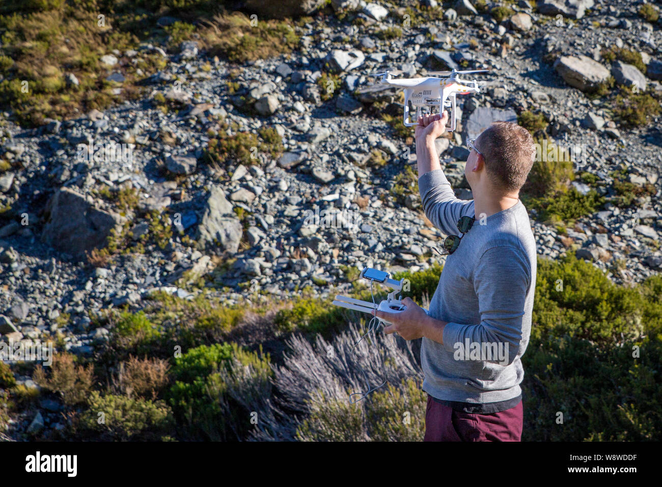 Mt Cook National Park, Neuseeland, 16. Juni 2016: ein Movie Maker betreibt eine Drohne Filmmaterial der fantastischen Landschaft im Hooker Valley zu erhalten Stockfoto