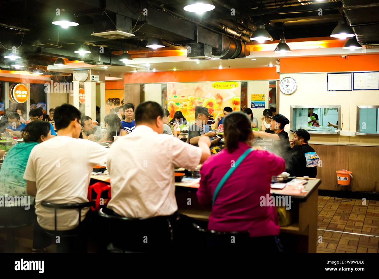 ------ Kunden Essen bei einem Eintopf Restaurant des Xiabu Xiabu in Peking, China, 10. Juni 2013. Xiabuxiabu Catering Management, eine chinesische Bar-style Hot Stockfoto